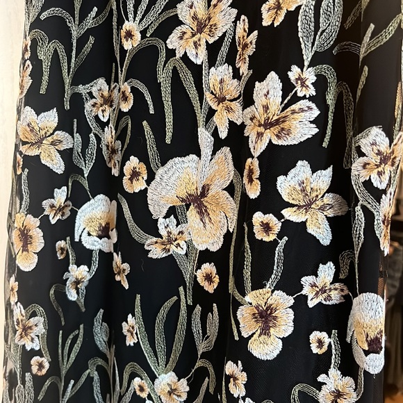 Aritzia embroidered dress - Picture 5 of 9